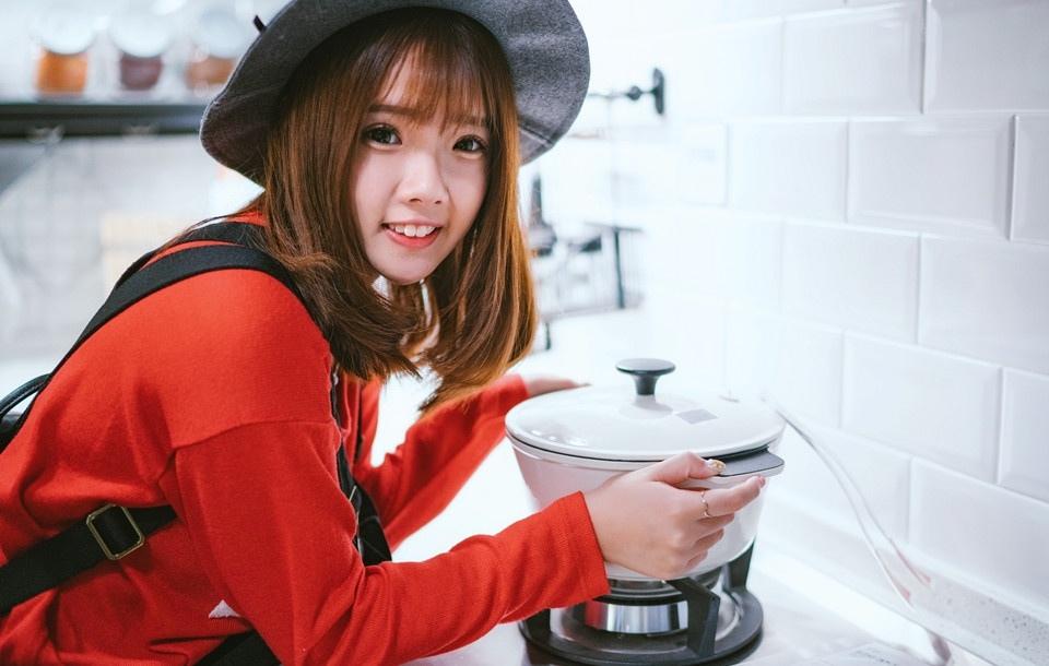 純真時(shí)尚可愛(ài)少女超市搞怪記