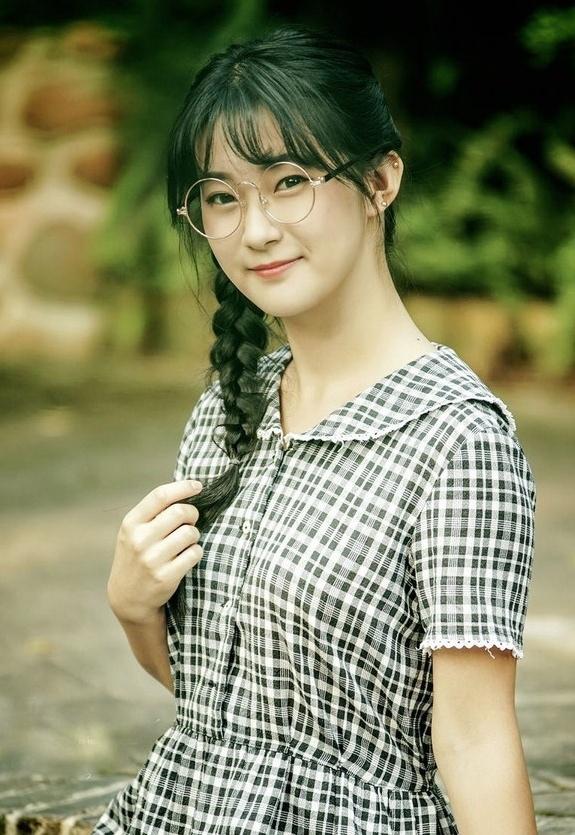 大學(xué)校園里帶眼鏡的女孩