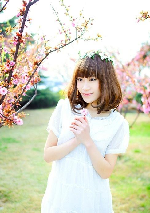 春日里的小清新美眉與桃花唯美時(shí)尚寫真