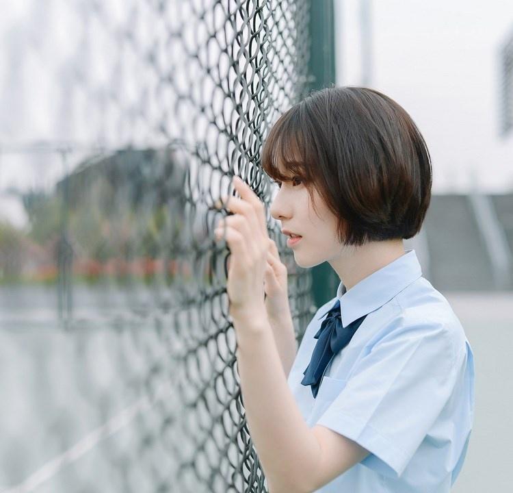 短發(fā)少女清純甜美戶外球場(chǎng)寫真圖片