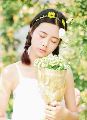 清新可愛美少女花叢時(shí)尚寫真甜美動(dòng)人