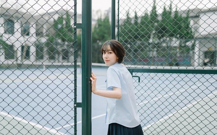短發(fā)少女清純甜美戶外球場(chǎng)寫真圖片