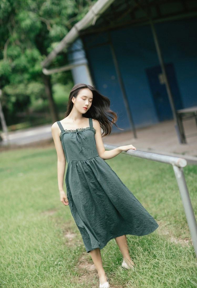 文藝范少女長發(fā)飄飄吊帶長裙叢林唯美寫真圖片
