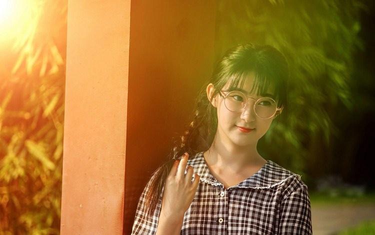 大學(xué)校園里帶眼鏡的女孩