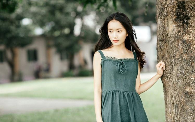 文藝范少女長發(fā)飄飄吊帶長裙叢林唯美寫真圖片