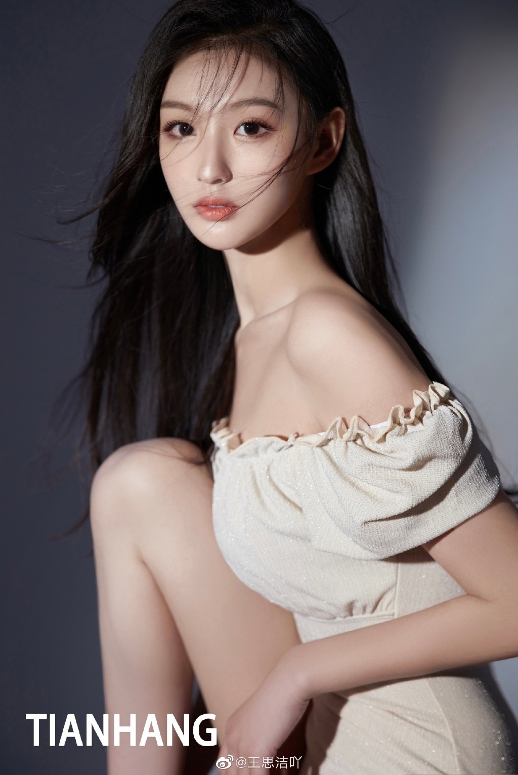 北電校花王思潔抹胸性感寫(xiě)真圖片