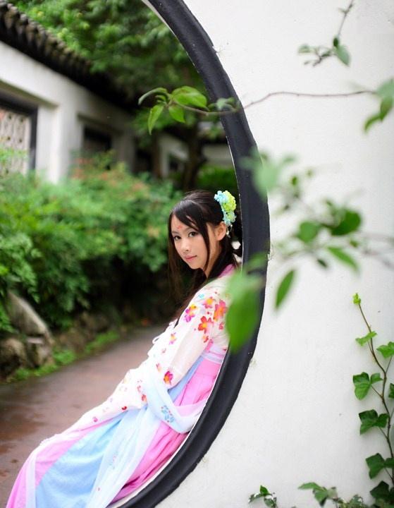 小家碧玉的古裝性感美女佇立雨中