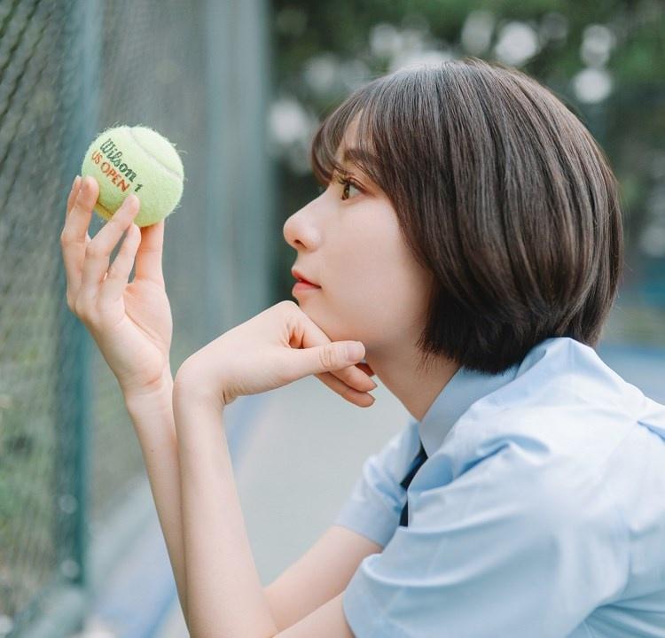 短發(fā)少女清純甜美戶外球場(chǎng)寫真圖片