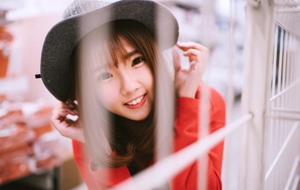純真時(shí)尚可愛(ài)少女超市搞怪記