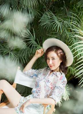 舒暢曝夏日甜美寫真大片明媚動(dòng)人似花園精靈
