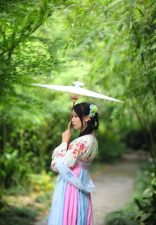 小家碧玉的古裝性感美女佇立雨中