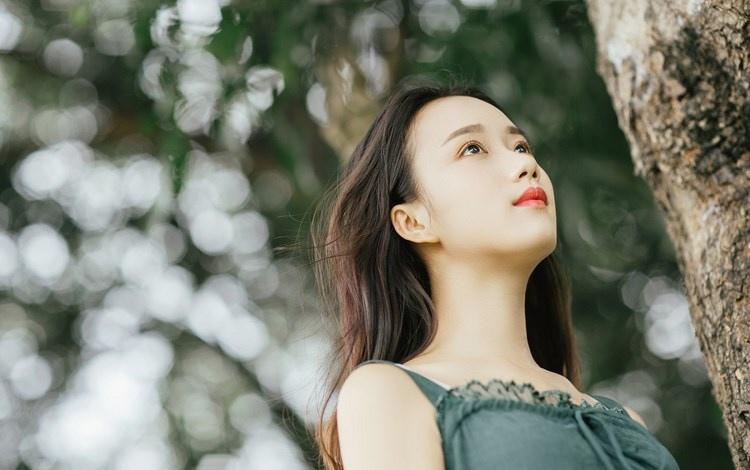 文藝范少女長發(fā)飄飄吊帶長裙叢林唯美寫真圖片