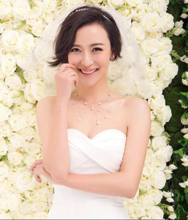 楊舒化身優(yōu)雅小女人時(shí)尚婚紗寫真大片