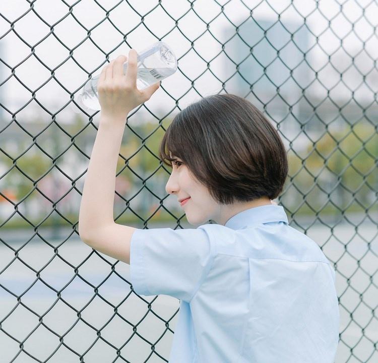 短發(fā)少女清純甜美戶外球場(chǎng)寫真圖片