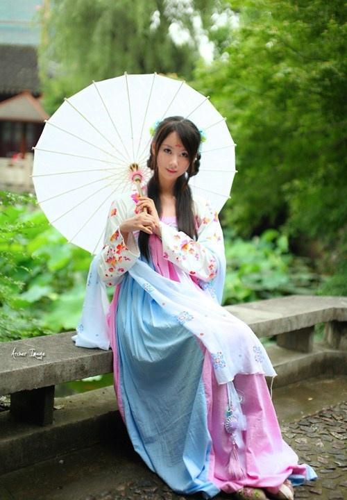小家碧玉的古裝性感美女佇立雨中
