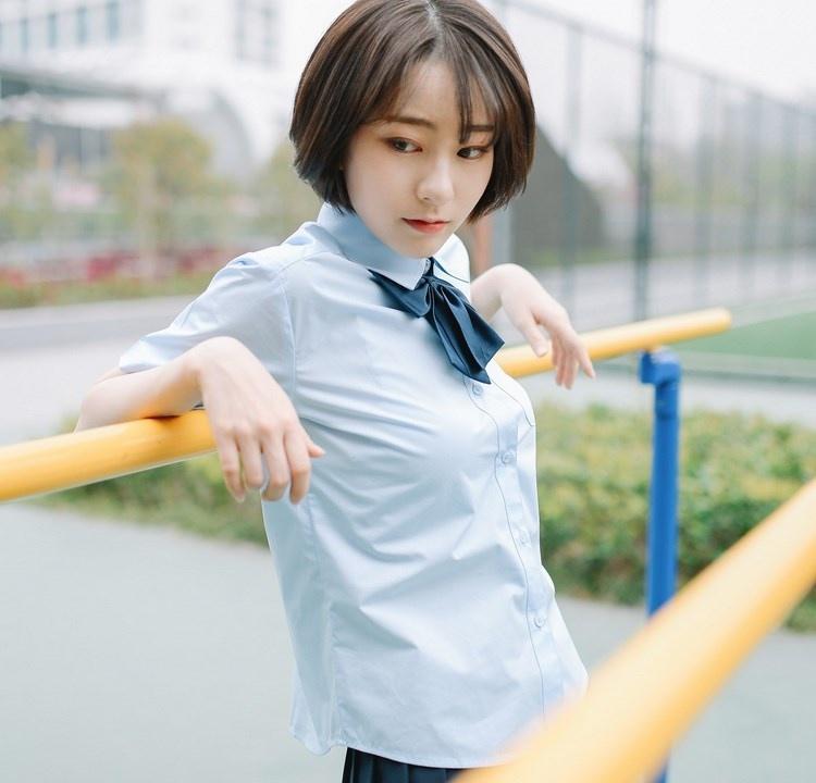 短發(fā)少女清純甜美戶外球場(chǎng)寫真圖片