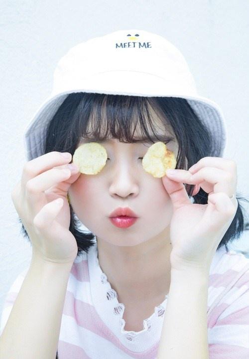 短發(fā)圓臉甜美笑容可愛(ài)萌妹活力寫(xiě)真圖片