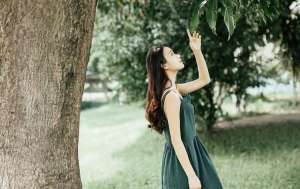 文藝范少女長發(fā)飄飄吊帶長裙叢林唯美寫真圖片