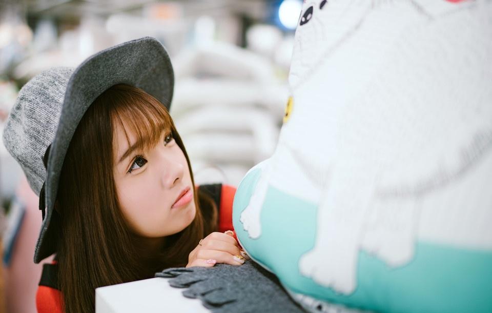 純真時(shí)尚可愛(ài)少女超市搞怪記