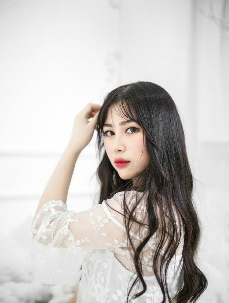 潔凈白色長(zhǎng)裙美女紅唇嬌艷欲滴時(shí)尚寫真