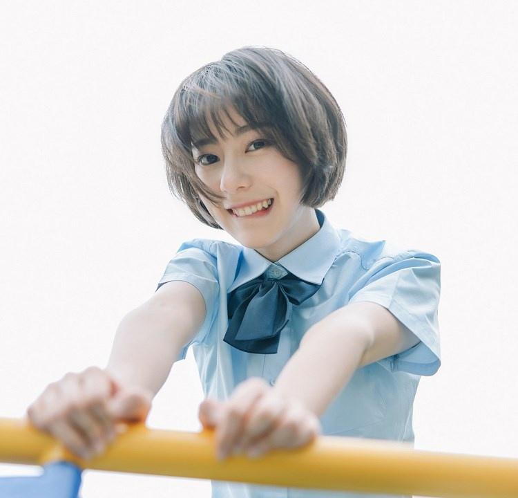 短發(fā)少女清純甜美戶外球場(chǎng)寫真圖片