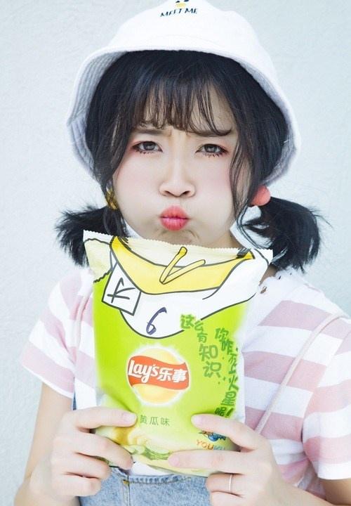 短發(fā)圓臉甜美笑容可愛(ài)萌妹活力寫(xiě)真圖片
