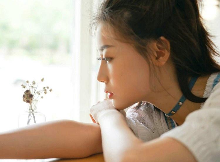 半丸子頭美女室內意境甜美迷人時尚寫真