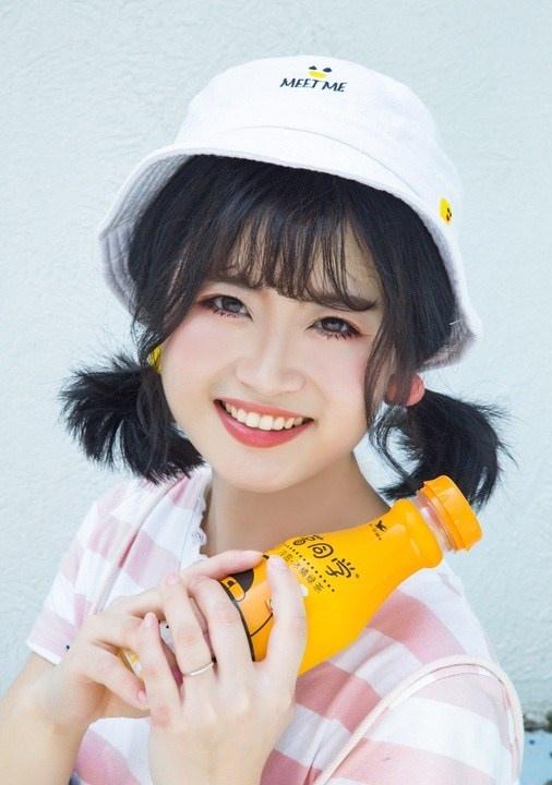 短發(fā)圓臉甜美笑容可愛(ài)萌妹活力寫(xiě)真圖片