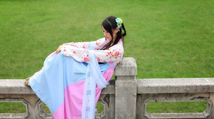 小家碧玉的古裝性感美女佇立雨中