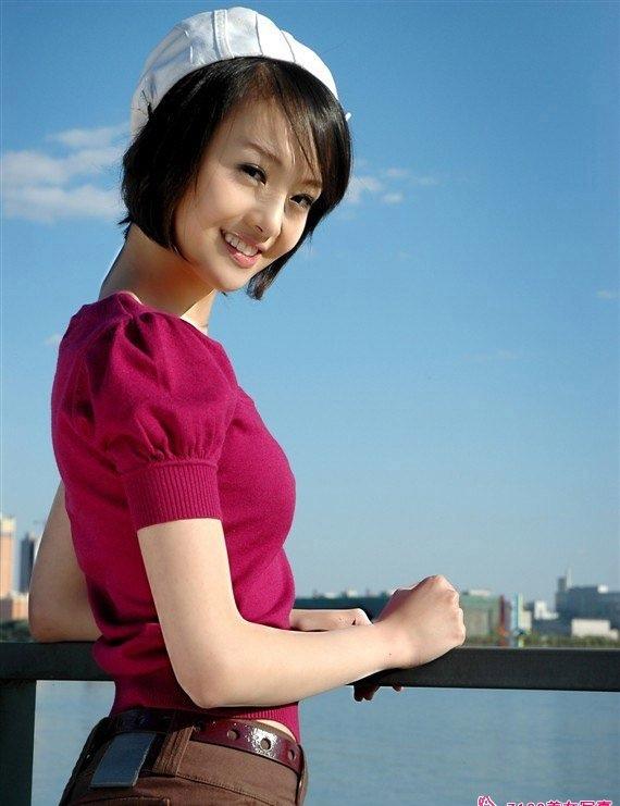 當(dāng)紅玉女鄭爽時(shí)尚寫(xiě)真