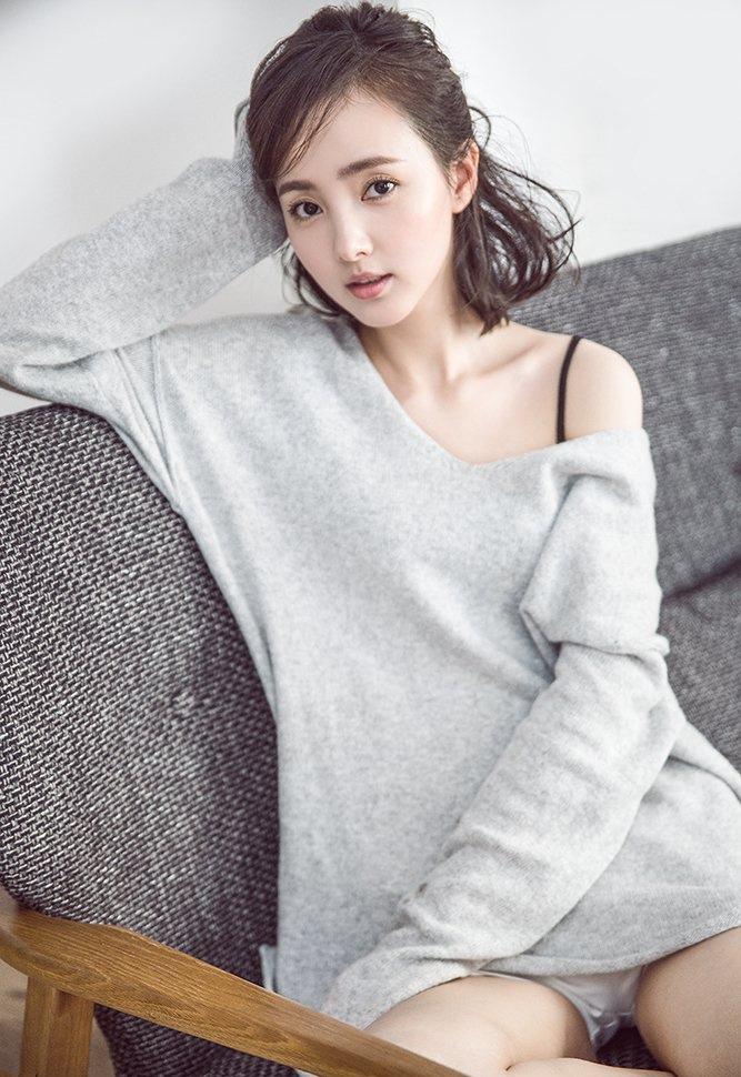程小蒙秀香肩鎖骨美艷動(dòng)人寫真