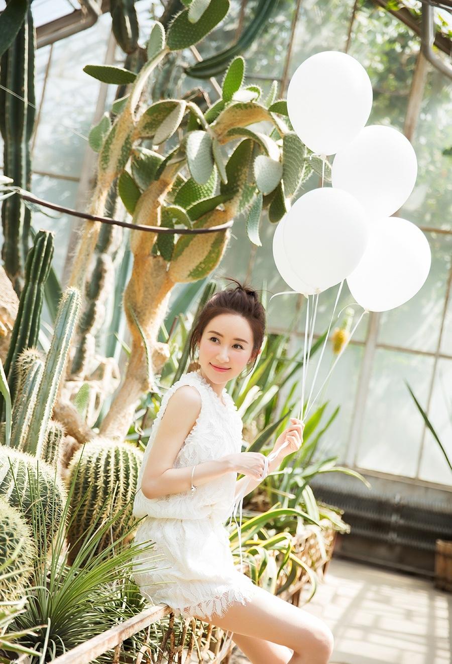 舒暢曝夏日甜美寫(xiě)真大片明媚動(dòng)人似花園精靈