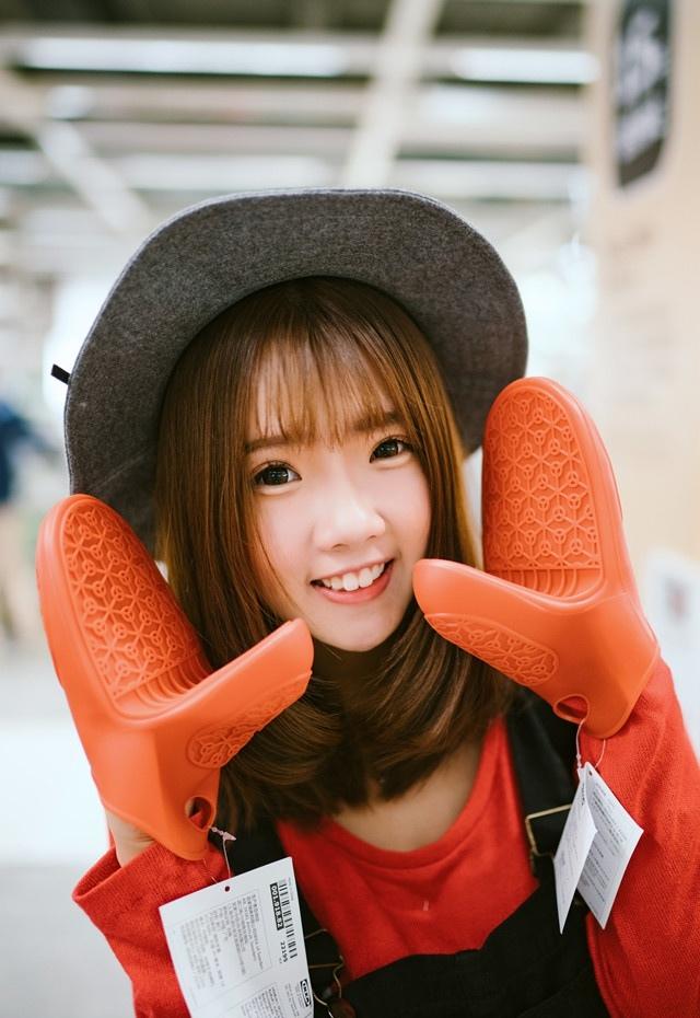 純真時(shí)尚可愛(ài)少女超市搞怪記