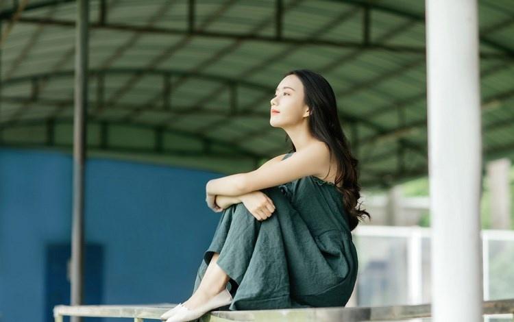 文藝范少女長發(fā)飄飄吊帶長裙叢林唯美寫真圖片