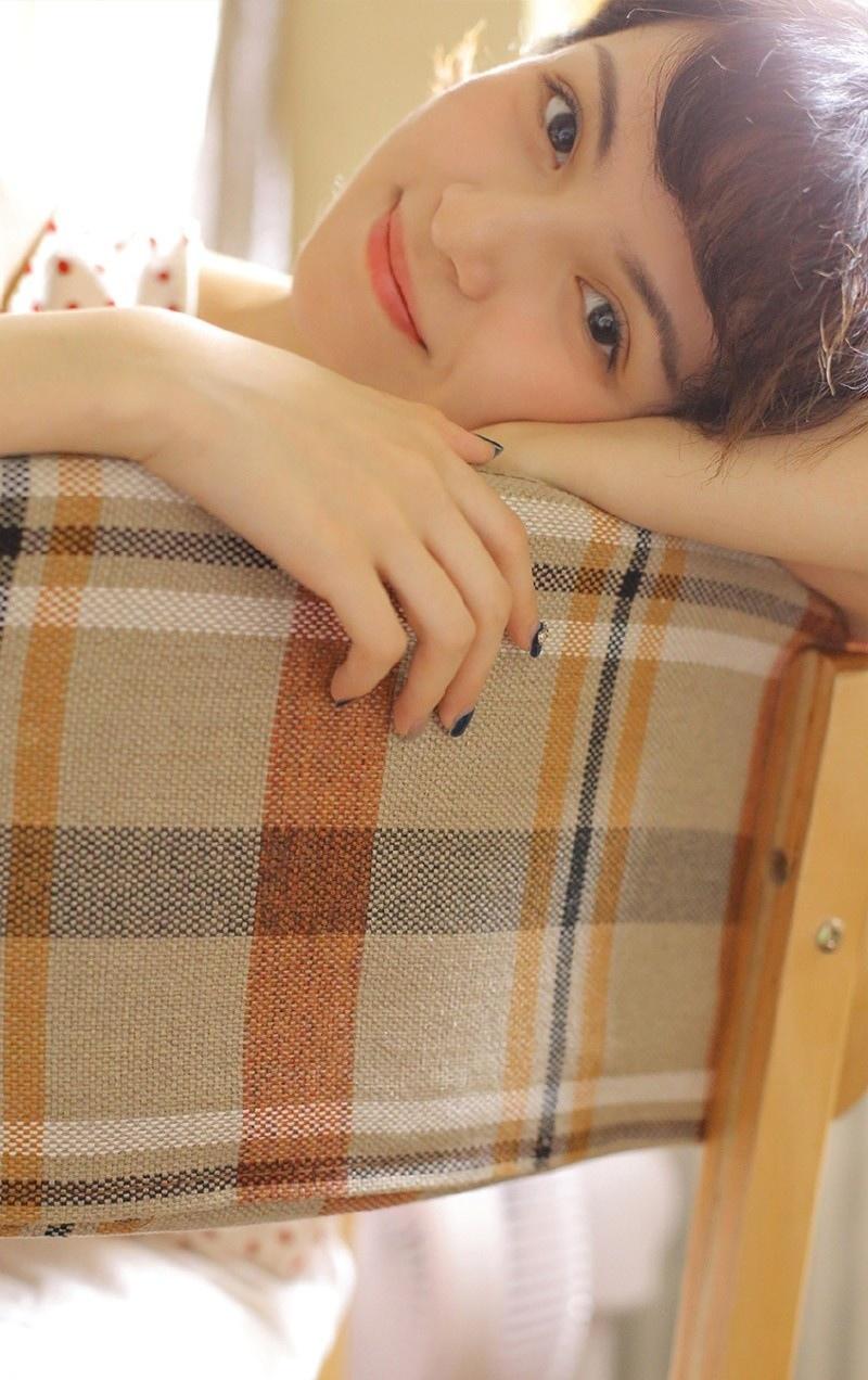 小清新短發(fā)美女粉嘟嘟臉蛋嬌羞甜美迷離大眼私房時尚寫真圖片