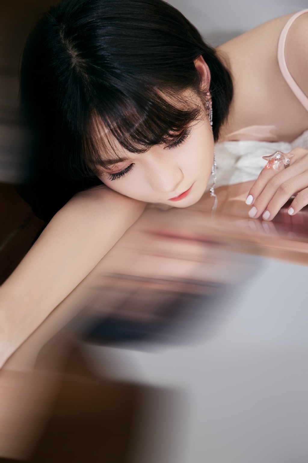 段奧娟短發(fā)白裙優(yōu)雅魅惑寫真圖片