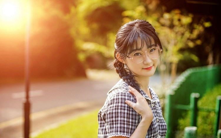 大學(xué)校園里帶眼鏡的女孩