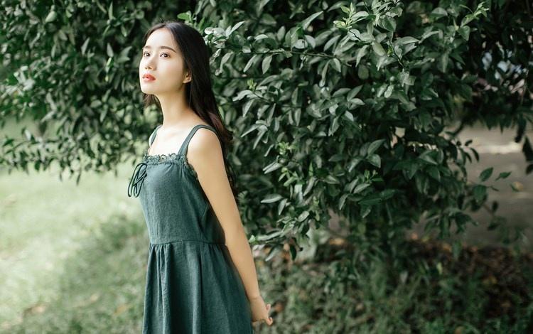 文藝范少女長發(fā)飄飄吊帶長裙叢林唯美寫真圖片