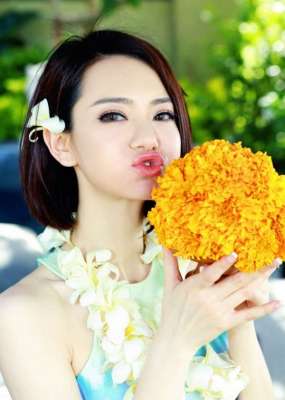 戚薇氣質(zhì)女明星嬌艷如花甜美夏日照