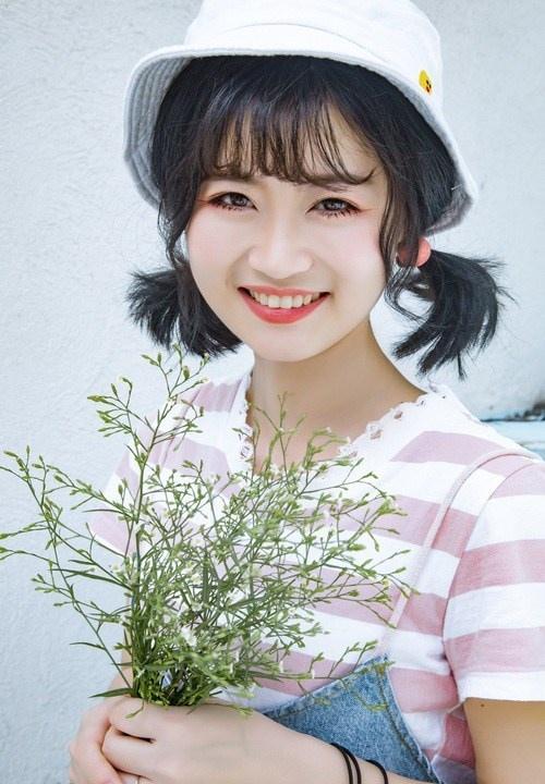 短發(fā)圓臉甜美笑容可愛(ài)萌妹活力寫(xiě)真圖片