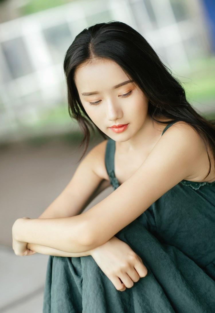 文藝范少女長發(fā)飄飄吊帶長裙叢林唯美寫真圖片