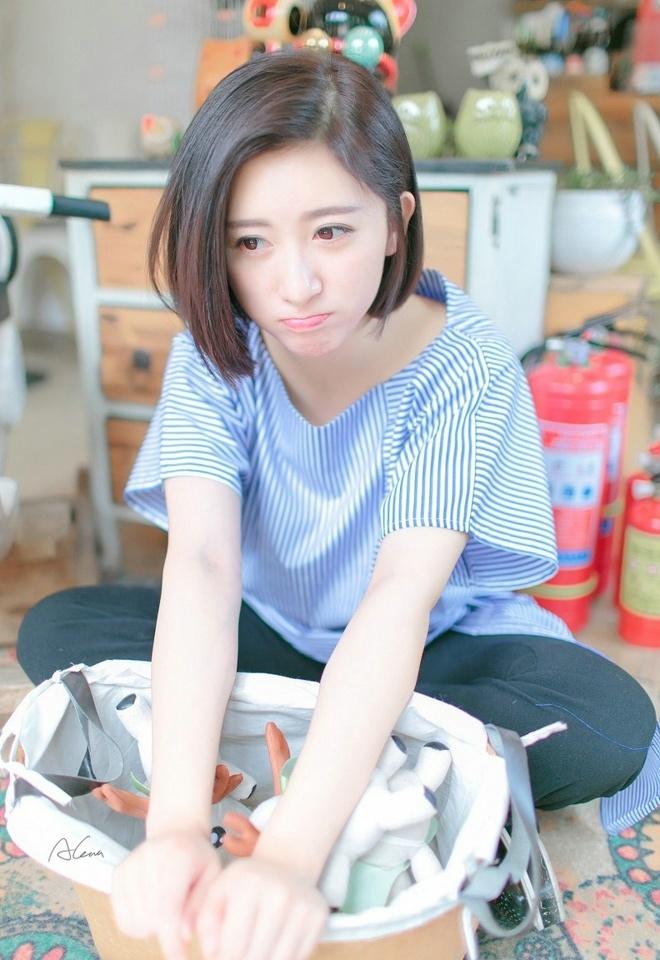 清純短發(fā)氣質(zhì)美女時(shí)尚迷人俏皮可愛(ài)唯美寫(xiě)真
