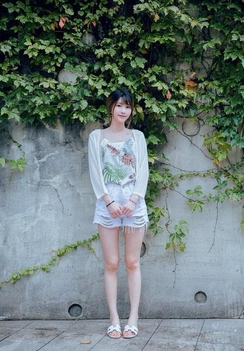 細(xì)長(zhǎng)腿瘦弱文靜女大學(xué)生小清新裝出行照