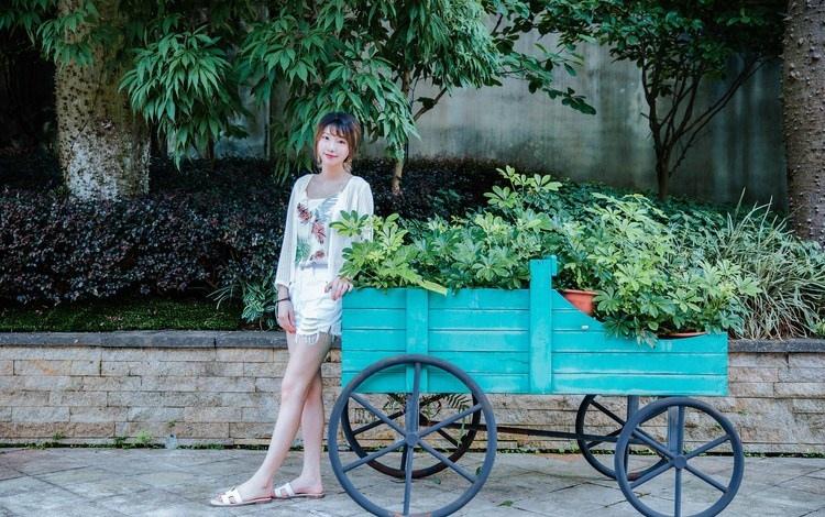 細(xì)長(zhǎng)腿瘦弱文靜女大學(xué)生小清新裝出行照