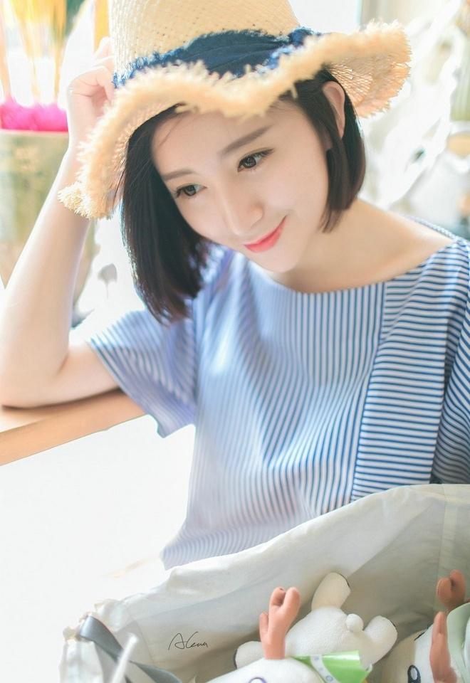 清純短發(fā)氣質(zhì)美女時(shí)尚迷人俏皮可愛(ài)唯美寫(xiě)真