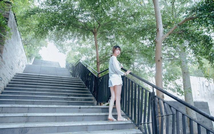 細(xì)長(zhǎng)腿瘦弱文靜女大學(xué)生小清新裝出行照