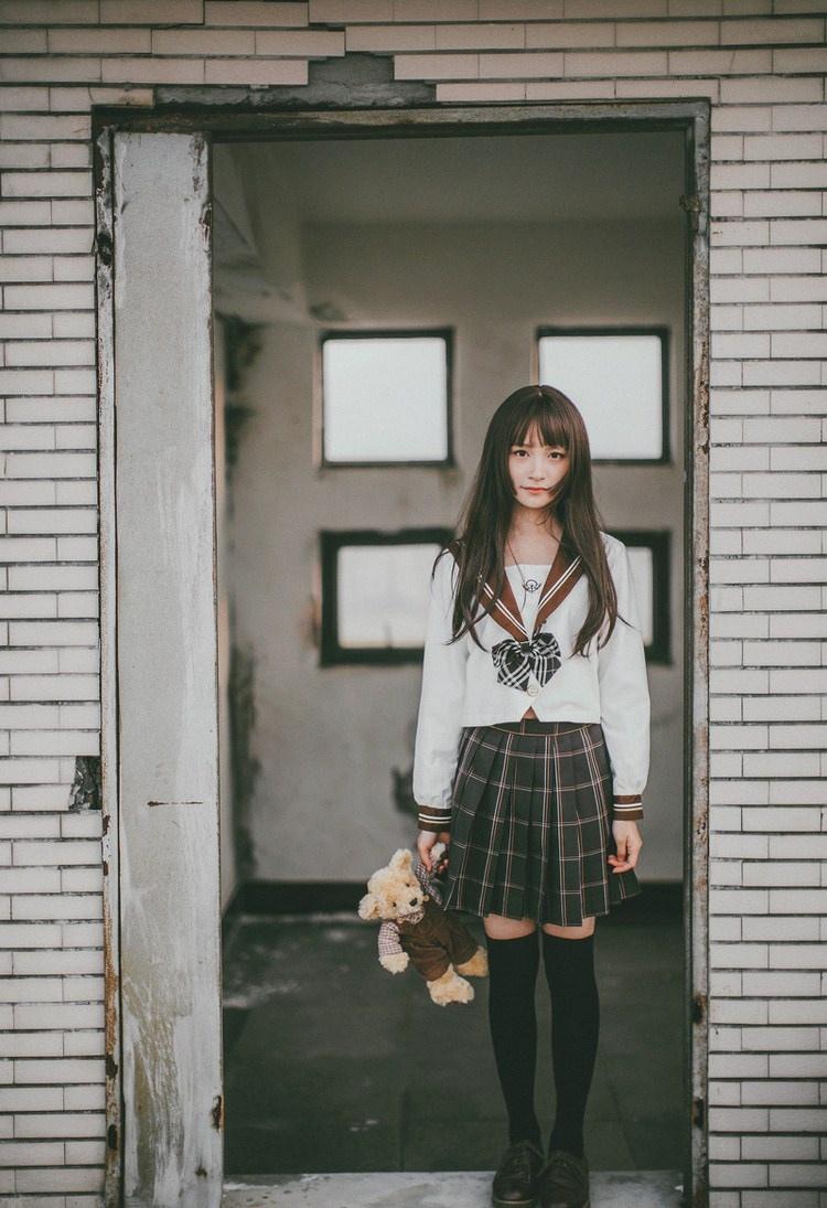 日系校服美眉和她的泰迪熊寫真