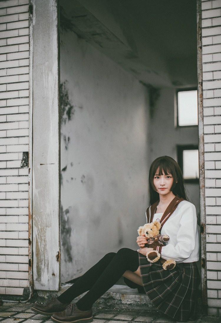 日系校服美眉和她的泰迪熊寫真