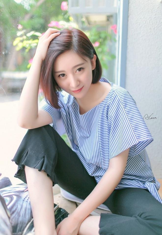 清純短發(fā)氣質(zhì)美女時(shí)尚迷人俏皮可愛(ài)唯美寫(xiě)真