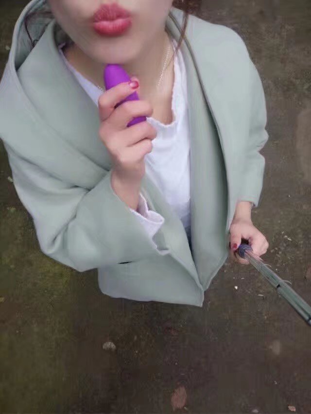 買得一枝春欲放,猶帶彤霞曉露痕